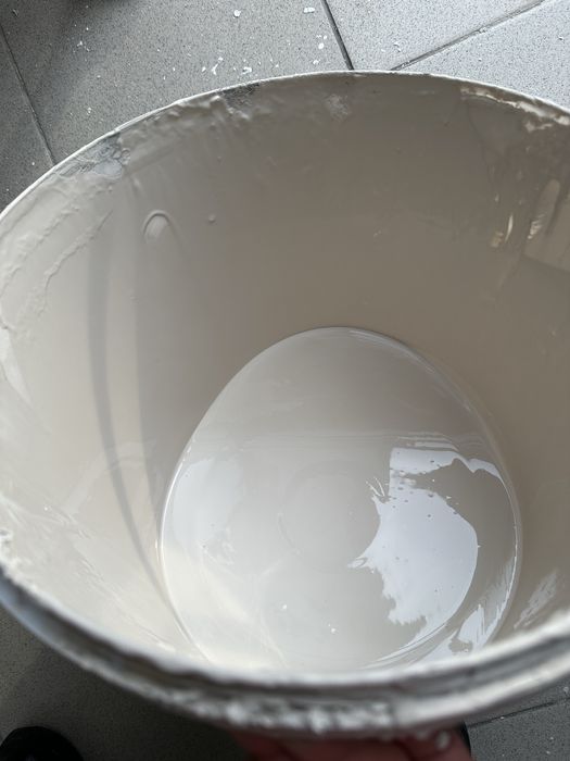 Краска свежая, моющаяся