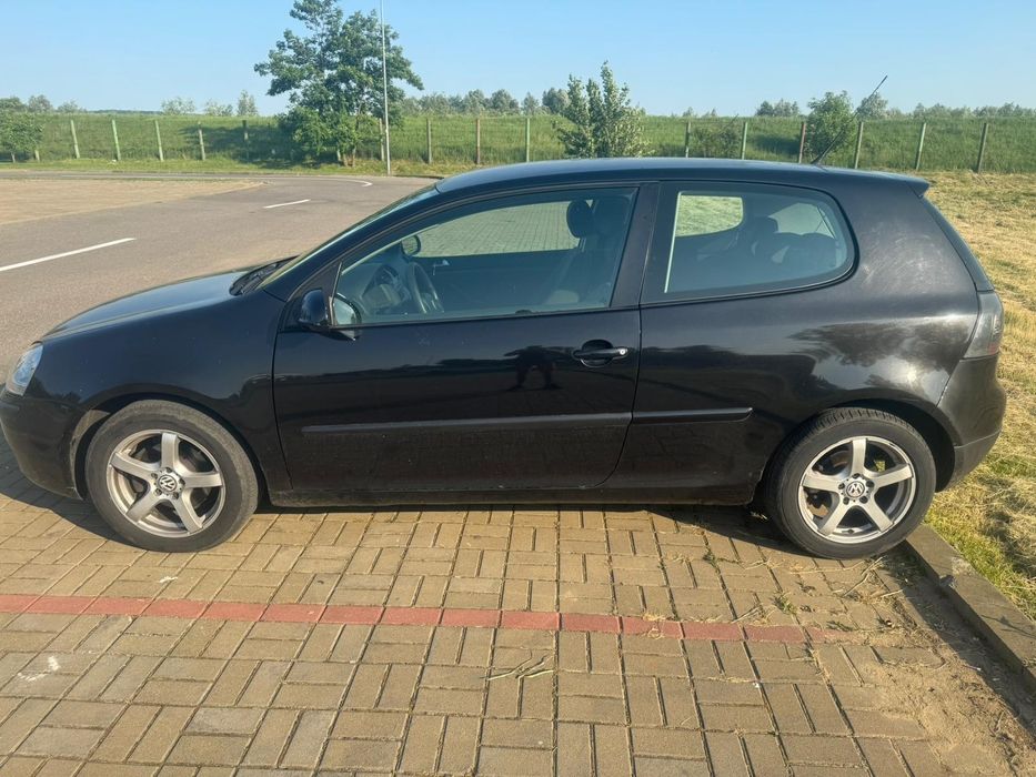Vând sau schimb golf 5 cu ceva in 4 uși!