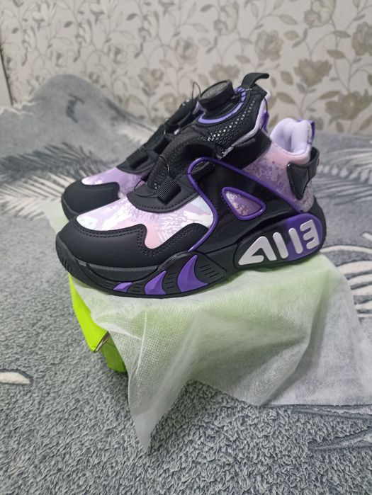 Продам новые детские кроссовки