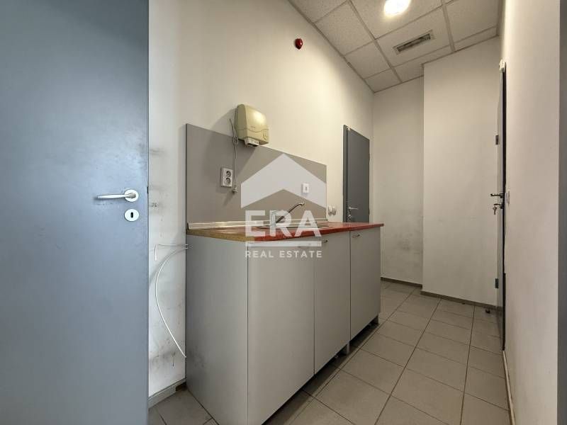 Търговски обект под наем на централна локация в кв. Надежда