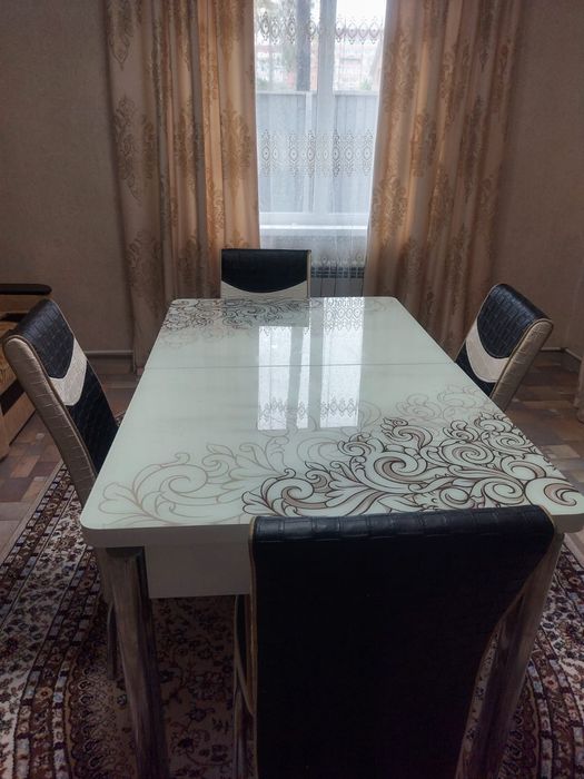 Продам столовый набор стол и 4 стула