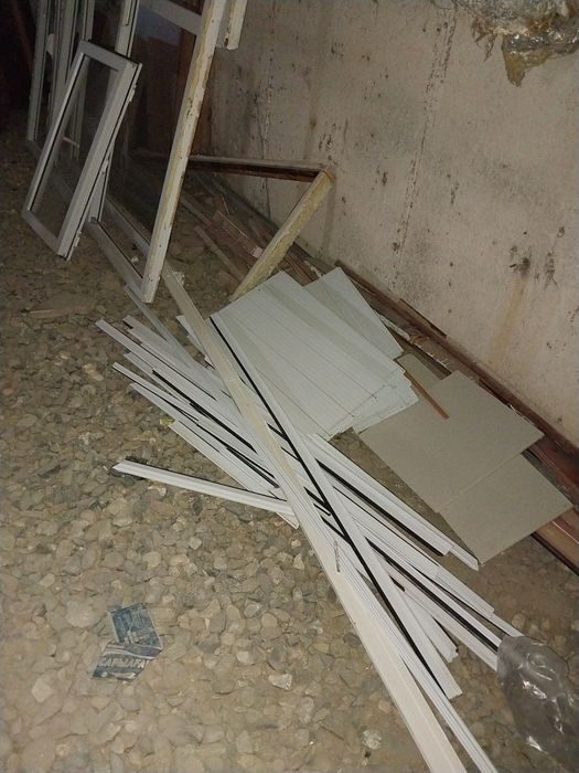 Пластиковая стена с стеклом