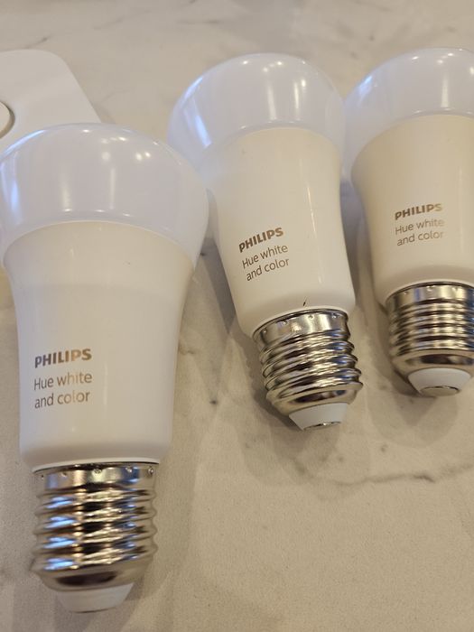 Kit Philips Hue bridge si 3 bec-uri E27 RGB