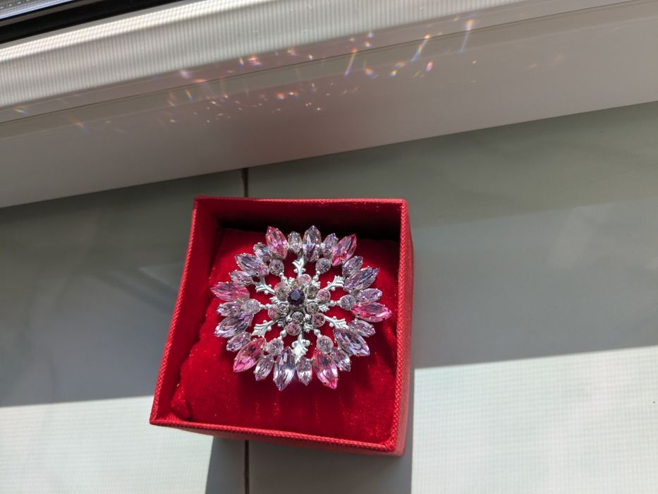 Broșă cu cristale Swarovski. Model unicat.