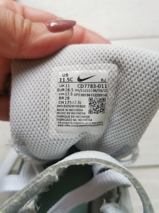 Adidas Nike mar. 28,5