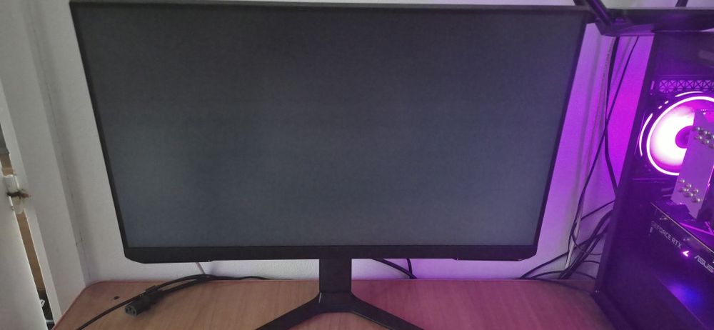 Vând unitate PC impreuna cu monitor Samsung si microfon birou razer.