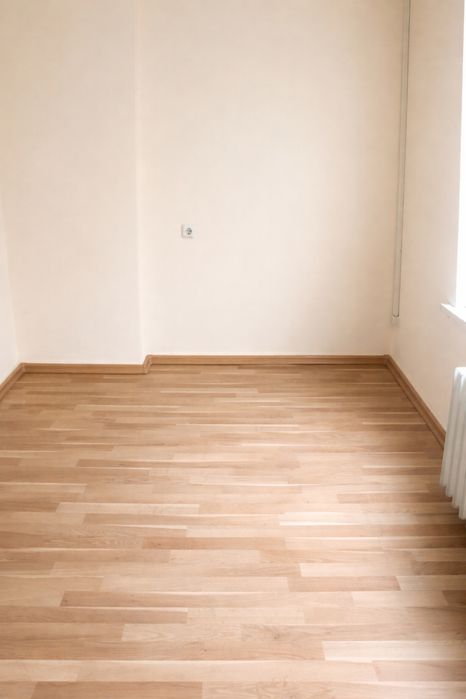 Тристаен 97 кв + мазе, таван и двор за паркинг НА ТЕАТЪРА, тухла