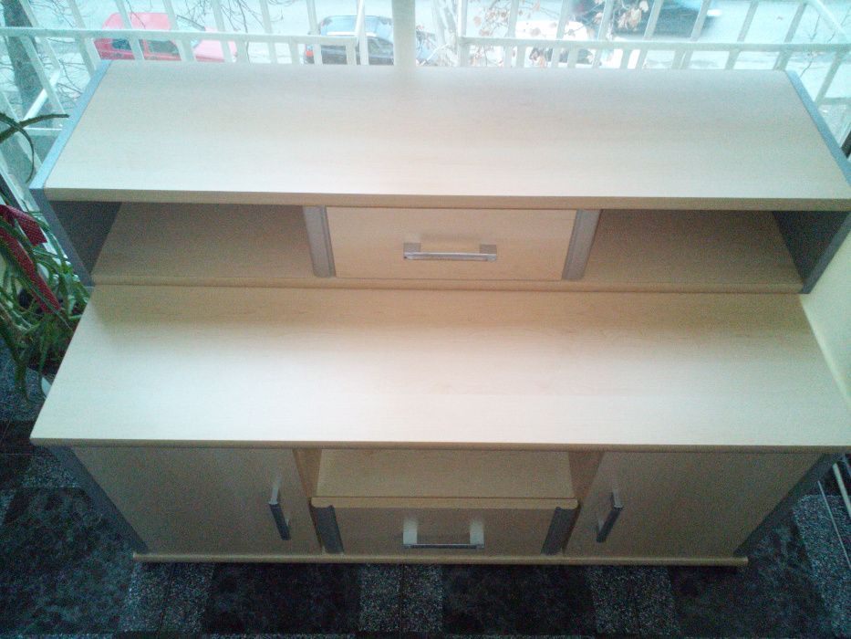 Vând comodă plus etajeră.