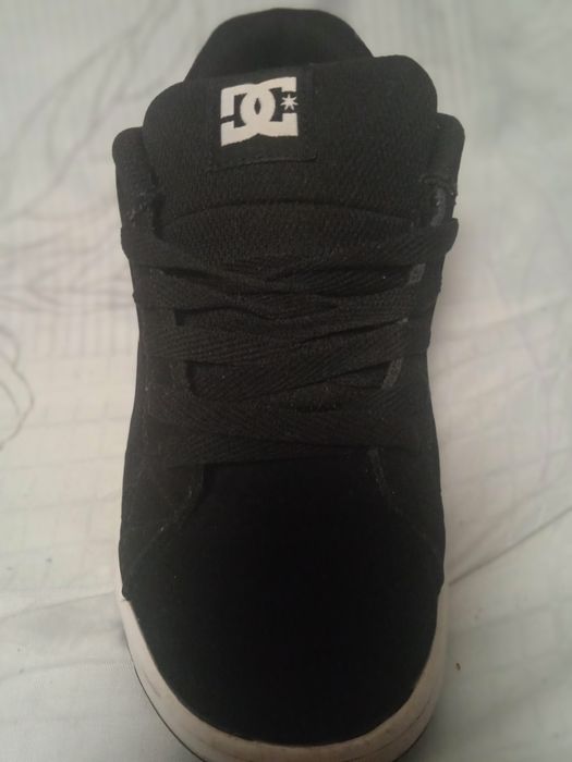 Vând papuci DC..