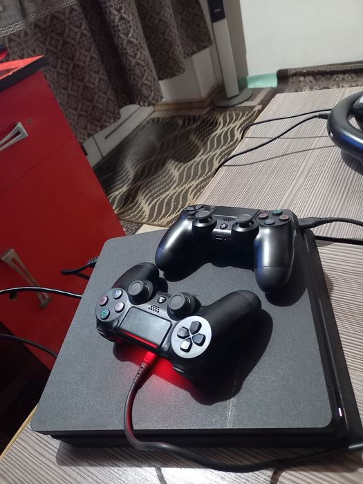 PS4 slim tiniq 500GB hotirasi o'yinlari bor 2ta djoystik bor plombasi