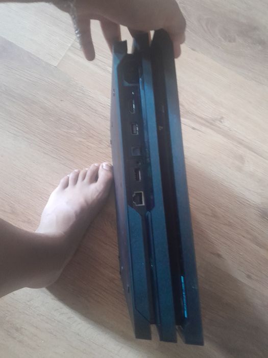 Ps 4 pro  cu o maneta și un joc