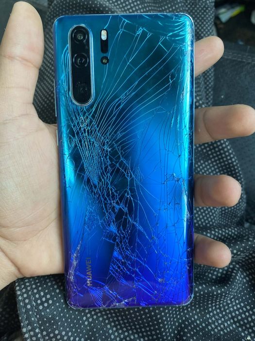 Huawei P30 Pro работещ с пукнат екран и гръб