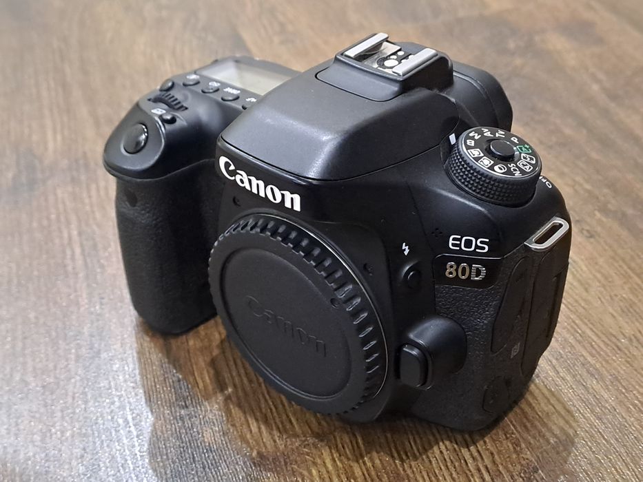 Продам Canon 80D Kit 18-135