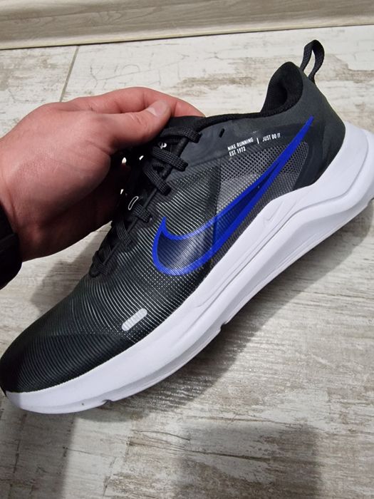 Vând adidași Nike