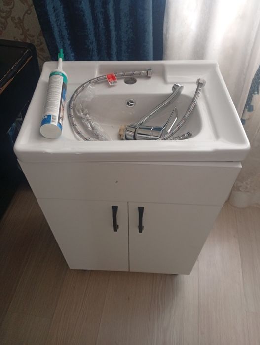 Продам унитаз и Ракавину с тумбой