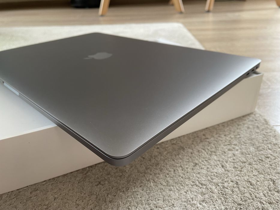 MacBook Pro 2019 cu Touch Bar i7 RadeonPro 555x 16GB RAM / 256GB SSD