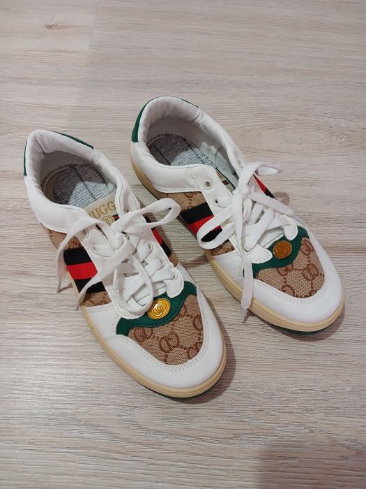 Продам 2 кроссовки по цене 1