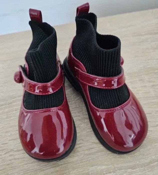 Pantofi rosii,marimea 23