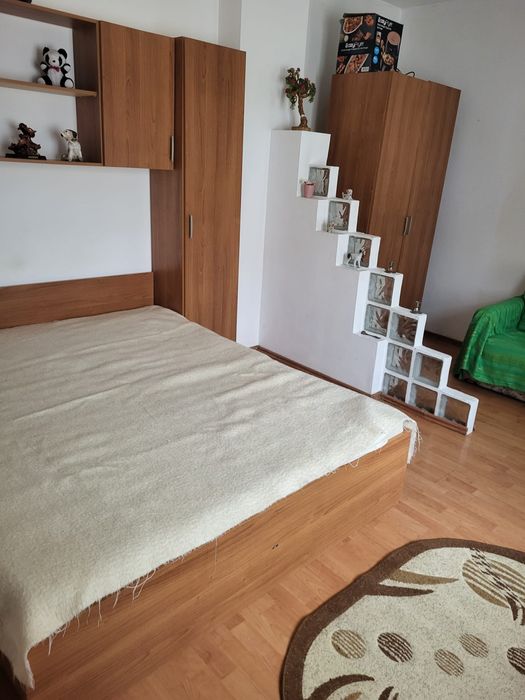 Închiriez cameră la curte