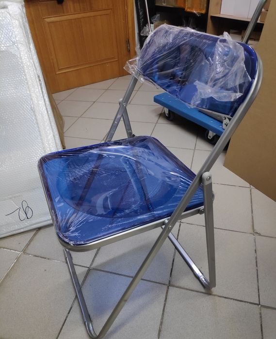 Продаем стулья 1 оранжевый и 5 синих