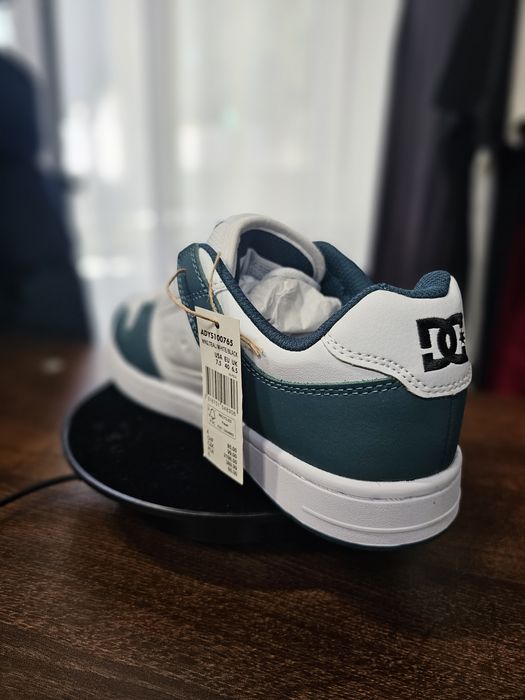 Vând pantofi sport marca D.C