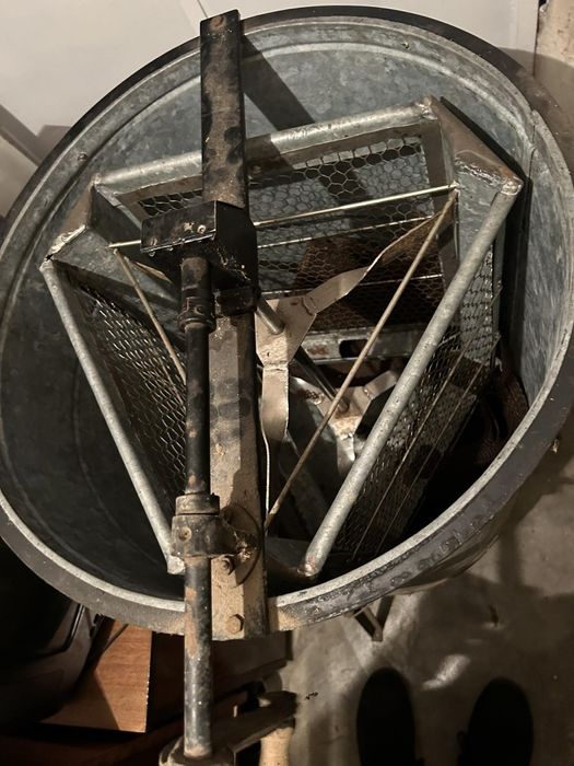 Центрофуга за мед и кошери