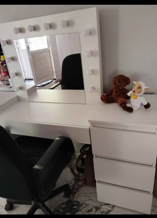 Masă de machiaj in stare buna