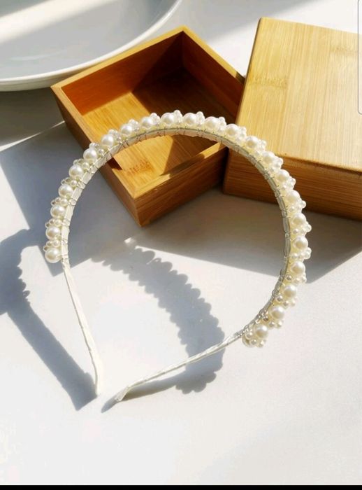 Сватбен букет бели божури  и диадема