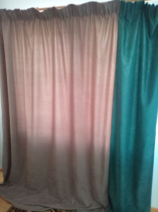 Draperii gri cu turcuaz