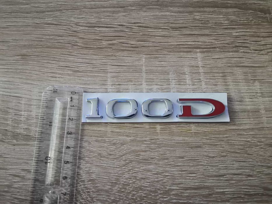 сребрист надпис Tesla Тесла 100D