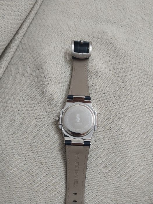 Продается телефон чехол и часы