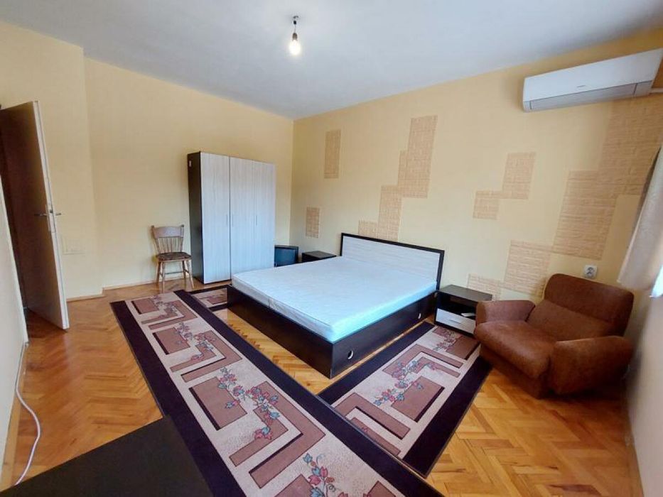 Дава се под наем Двустаен апартамент в Велико Търново, Център - 58 кв.м за 280.5 € - Снимка #1