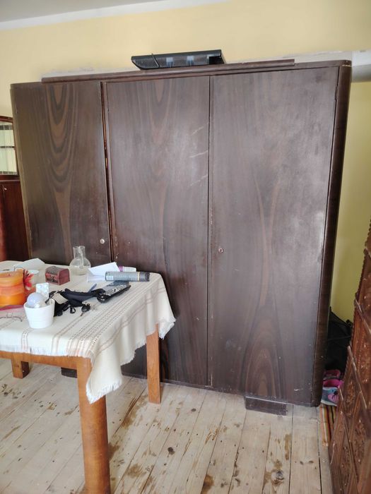 Vând dulap și vitrina