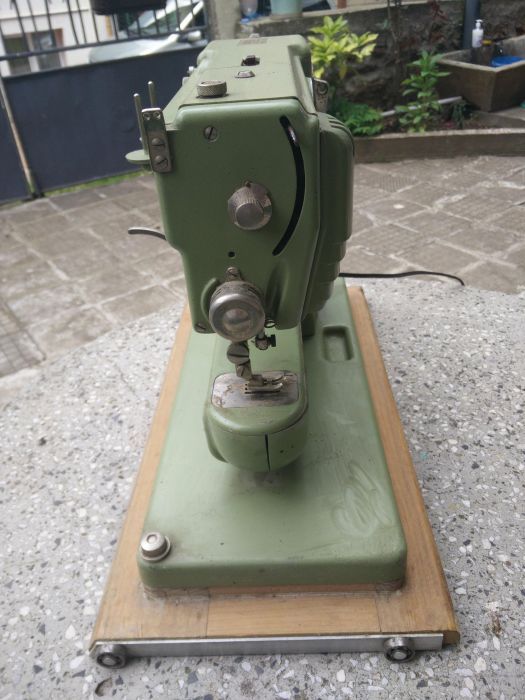 Продавам много стара швейцарска шевна машина.