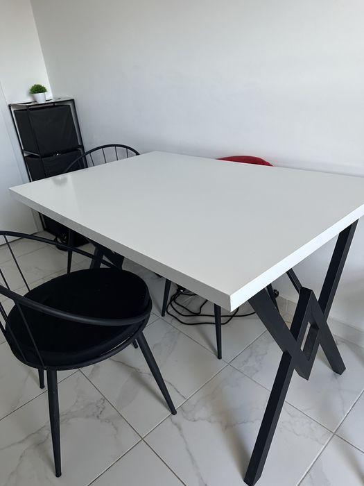 Set deosebit masa + 4 scaune