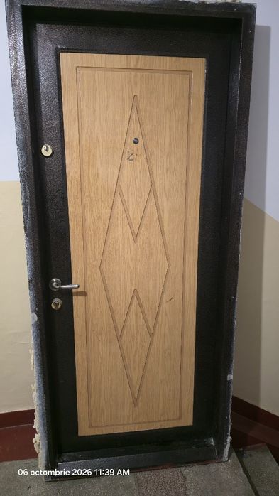 Vand usa intrare apartament!