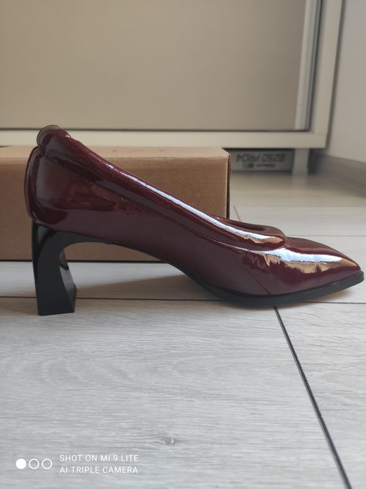 Pantofi de lac cu vârf pătrat