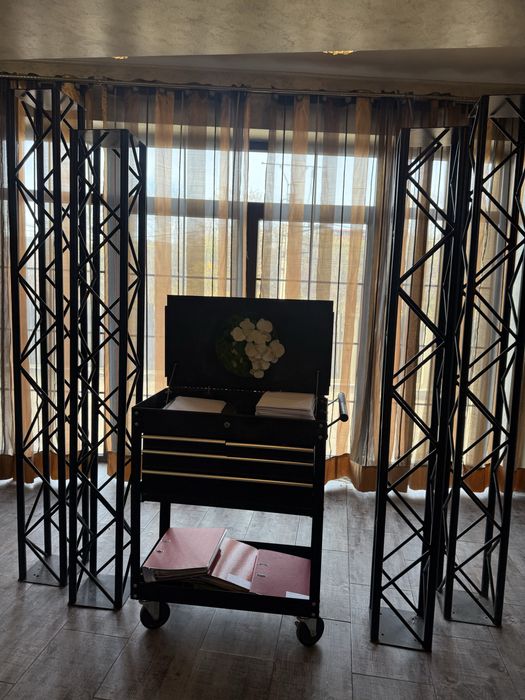 Corp cu sertare si stalpi metal si noptiere