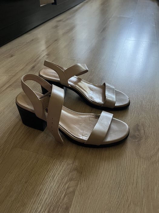 Продам босоножки 37-38р бу