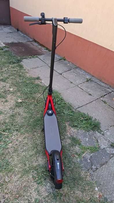 Trotineta electrica Nineboot D18e funcționează bine starea se vede in poze a fost achiziționată pentru baiat dar având 12 ani nu are voie sa conducă..