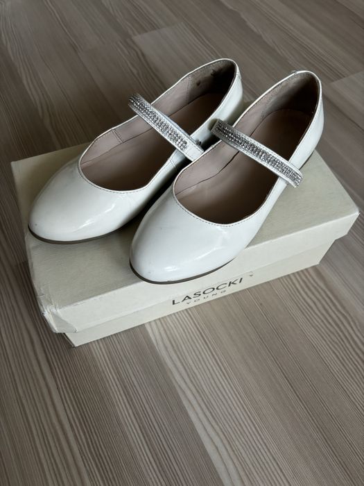 Balerini din piele naturala lacuita, cu strasuri, marimea 33