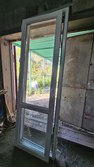 Дверь  пластиковая Б/У