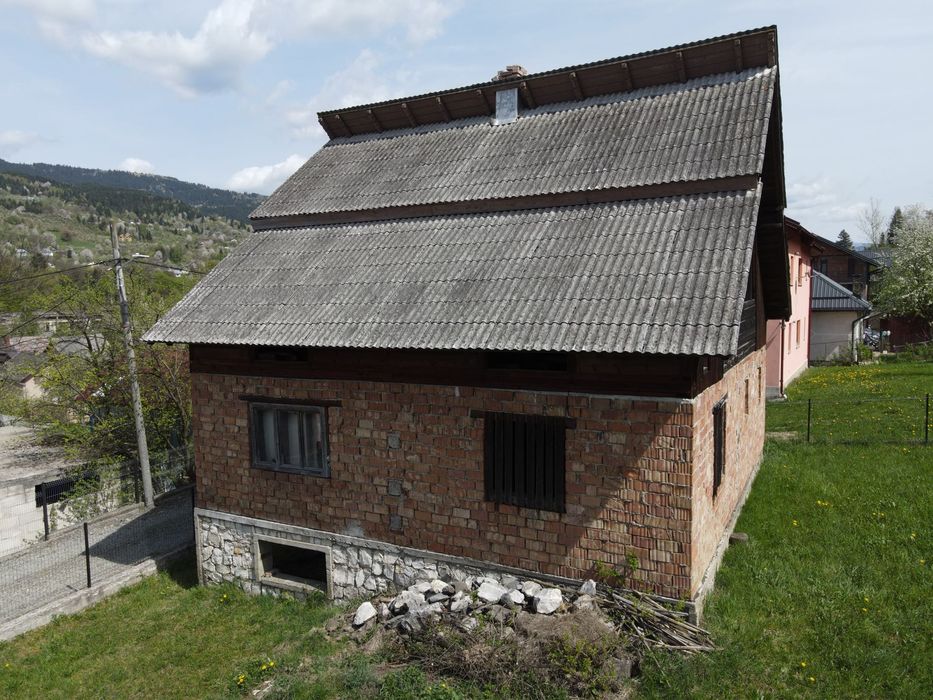 Casa la rosu + teren Borsa MM
