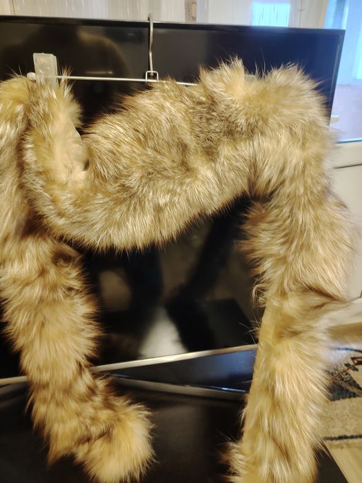 Guler atașat de femeie.