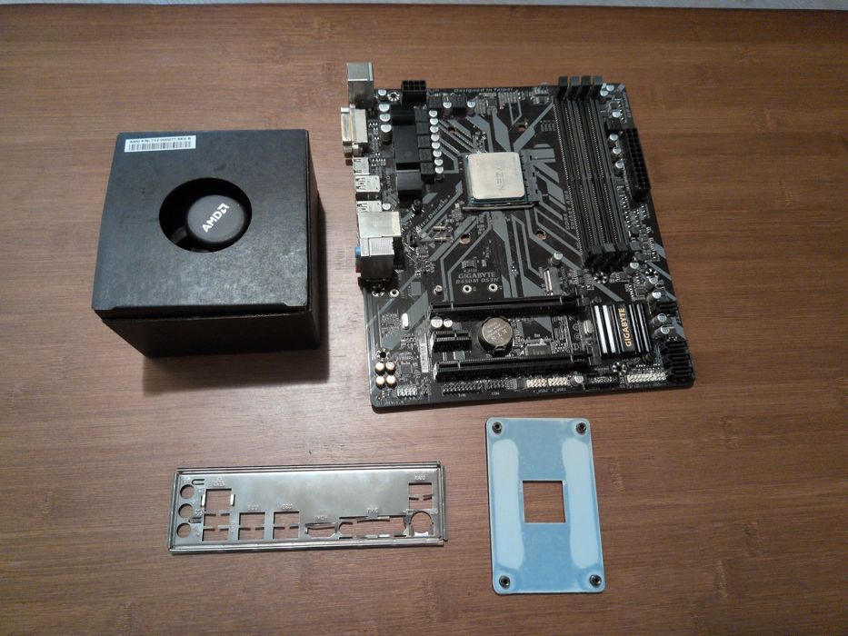 Pentru piese: Gigabyte B450M DS3H + Ryzen 5 1600