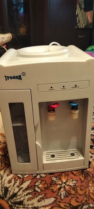 Диспансер для бутыля с водой.