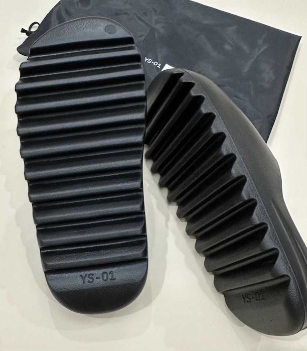 Vand papuci yeezy - toate marimile pe stoc