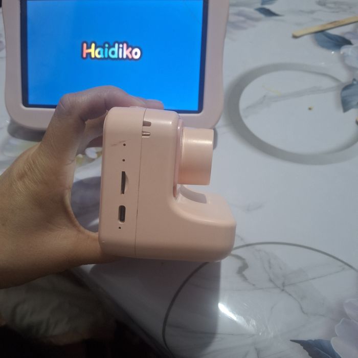 Фотоаппарат  өзі шығарады