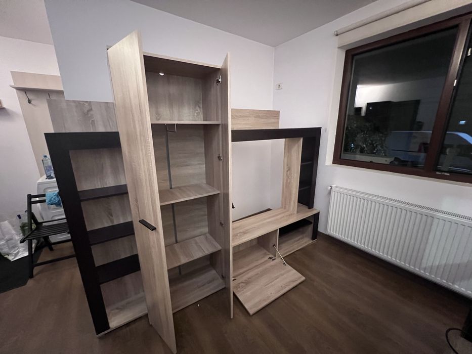 Bibliotecă living modernă cu spațiu TV, dulap și rafturi – stare bună