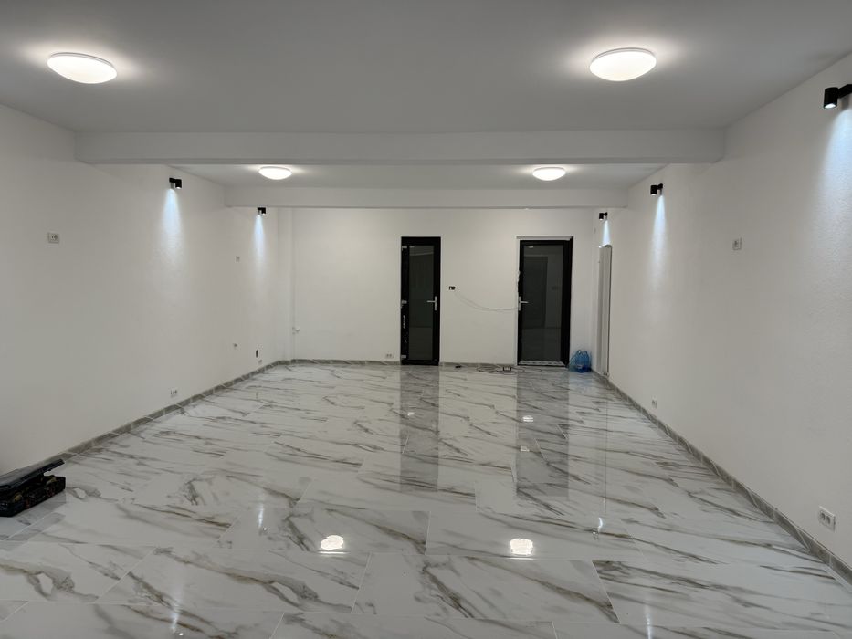 Spațiu comercial 80 mp – central, vitrină mare, prima închiriere